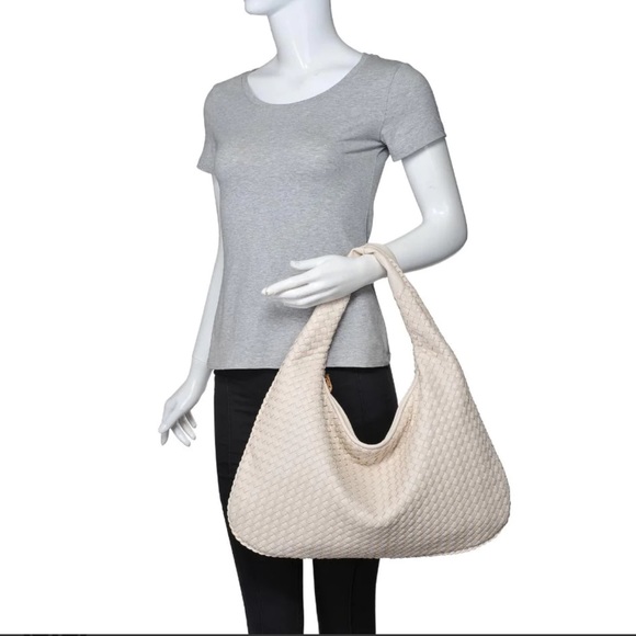 Urban Expressions Laverne Hobo Bag in Oatmilk - Picture 3 of 6